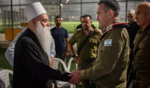 لطالما مثّل الدروز في فلسطين قصةً شديدةَ التعقيد، تحولوا خلالها إلى مكون أساسي في الجيش الإسرائيلي بعدما كانوا جزءًا أصيلًا من فلسطين، وخاضوا رحلة شديدة المرارة اختلطت فيها أسئلة الهوية بمحاولات الاندماج. في مطلع القرن الحادي عشر الميلادي، عام 1017، وفي فترة حكم الدولة الفاطمية بمصر، نشأت طائفة الدروز الدينية، الذين أطلقوا على أنفسهم لقب "الموحدون". انتشر الدروز بشكل أساسي في المناطق الجبلية ببلاد الشام؛ جبل حوران، ويعرف أيضًا باسم جبل الدروز في السويداء، جنوب شرق سوريا، وجبل الشوف وعاليه وحاصبيا في لبنان، والجليل والكرمل في فلسطين. لعب الدروز أدوارًا في مقاومة الدولة العثمانية ومحاولات فرض سيطرتها الإدارية والجبائية الكاملة على مناطقهم الجبلية. وفي مرحلة لاحقة تصدروا المشهد المقاوم للاحتلال الفرنسي لسوريا، عندما أطلق سلطان باشا الأطرش عام 1925 شرارةَ الثورة السورية الكبرى ببيان سياسي عسكري يدعو فيه إلى حمل السلاح. واليوم، هناك نحو 150 ألف درزي يحملون الجنسية الإسرائيلية في الجليل والكرمل، ونحو 20 ألفًا في الجولان السوري المحتل الذي أعلنت إسرائيل ضمّه إليها عام 1981 ما زالوا متمسكين بهويتهم السورية ويرفضون الحصول على الجنسية الإسرائيلية. العصا والجزرة قبل إعلان دولة إسرائيل عام 1948، لا توجد أي دلائل تشير إلى أن الدروز كانوا طائفةً منفصلةً عن بقية سكان فلسطين. على العكس، كانت القرى الدرزية في مناطق الجليل والكرمل تندمج بشكل طبيعي في الحياة الريفية الفلسطينية. شارك السكان في الزراعة والتجارة، وتفاعلوا يوميًا مع جيرانهم من مختلف الخلفيات. وكان الدروز في فلسطين جزءًا من الحراك السياسي الذي واجه الانتداب البريطاني والتوسع الصهيوني في ذلك الوقت. رغم الضغوط الإسرائيلية شهدت القرى الدرزية حالات فردية وجماعية لرفض الخدمة العسكرية ولكن في مايو/أيار 1948 بدأت مرحلةٌ جديدةٌ مع اضطرار الدروز للتفاعل مع الكيان الجديد، الذي أدركت قياداته أهمية الدروز كطائفة منظمة يمكن استغلالها، وبدأت تطبيق سياسات تهدف إلى فصلهم عن بقية السكان الفلسطينيين، ضمن استراتيجية تعتمد على التمييز. ففي عام 1956، فُرض التجنيد الإجباري على الشباب الدرزي في الجيش الإسرائيلي. لم يطبق الإجراء نفسه على غيرهم من فلسطينيي الـ48 من مسلمين ومسيحيين. وقد وضَع هذا القرار الدروز في موقف حرج وأحدث انقسامًا داخل المجتمع الدرزي، بين من استجابوا للقرار ومن حاولوا مقاومته. لكن في العام التالي، اعترفت إسرائيل بالطائفة الدرزية "جماعة قومية" منفصلة، ومنحتها محاكم دينية خاصة. هذا الامتياز أيضًا لم يُمنح لبقية الفلسطينيين، ومثَّل خطوة هدفت إلى عزل الدروز وإيهامهم بوضع خاص. رغم الضغوط الإسرائيلية، شهدت القرى الدرزية حالات فردية وجماعية لرفض الخدمة العسكرية. تعرض هؤلاء الرافضون للسجن والحرمان من بعض الحقوق المدنية والوظيفية، لكنهم تمسكوا بموقفهم. وبعد أن أعلنت إسرائيل ضمَّ الجولان السوري المحتل وفرضت قوانينها على أهاليه الدروز في عام 1981، اندلعت احتجاجات شعبية واسعة رفضًا للضم ولفرض الجنسية الإسرائيلية على السوريين من أهله وأعلنوا الإضراب والعصيان المدني. استمرت هذه الاحتجاجات أشهرًا، وواجه الدروز غير المسلحين إجراءات قمعية إسرائيلية، لكنهم أصروا على التمسك بهويتهم السورية، رافضين محاولات التهويد. بالتزامن مع القمع، استخدمت إسرائيل أيضًا استراتيجية الترغيب، فمنحت امتيازات مالية مقابل الخدمة العسكرية، وضمنت لهم فرص عمل في القطاع العام والأجهزة الأمنية والبلديات الدرزية. وفّرت هذه الوظائف استقرارًا اقتصاديًا وترقيًا اجتماعيًّا لم يكونا متاحين لبقية فلسطينيي الـ48. كما خُصصت ميزانيات أكبر لتطوير البنية التحتية والخدمات في القرى الدرزية ما أرسل رسالةً بأن "الولاء يحمل مكافآت". تزامن هذا مع تعديل المناهج التعليمية في المدارس الدرزية لترسيخ "هوية درزية إسرائيلية" وتهميش الارتباط بالجذور الفلسطينية. ساهمت هذه السياسات في خلق انقسام داخل المجتمع الدرزي نفسه، بين فئة رأت مصلحتها في الاندماج وخدمة الدولة، وفئة أخرى أصرت على الحفاظ على هويتها الأصلية ورفضت التجنيد. قانون القومية.. سؤال الهوية حتى وقتنا الحاضر، لا تزال علاقة الدروز بإسرائيل تتسم بالتعقيد. فعلى الرغم من عقود من الخدمة العسكرية، فإنه عند مفترق الطرق في 2018، تكشَّف للدروز بوضوح أنهم مواطنون من الدرجة الثانية، وذلك بعد أن أقر الكنيست قانون القومية الذي ينص على أن إسرائيل هي "الدولة القومية للشعب اليهودي". هذا القانون أظهر بوضوحٍ أن الدروز، رغم تضحياتهم وخدمتهم في الجيش، لا يزالون يُعتبرون مواطنين من درجة أقل في دولة تُعرف نفسها بشكل عرقي وديني. أثار قانون القومية استياءً واسعًا داخل المجتمع الدرزي، بما في ذلك بين ضباط وجنود سابقين في الجيش الإسرائيلي. نُظمت مظاهرات احتجاجية مطالبة بالمساواة الكاملة والاعتراف بهم مواطنين متساوين، إذ أدركوا أن خدمتهم العسكرية لم تضمن لهم المساواة الموعودة. وعاد النقاش حول التجنيد الإجباري يتصاعد بين الشباب الدرزي، وبدأ البعض يتساءل عن جدوى الخدمة في جيش دولة لا تعترف بهم ضمن إطارها القومي.